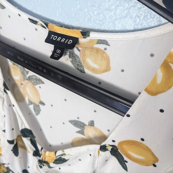 Torrid lemon and polka dot sweetheart flutter cap sleeve challis summer dress - Picture 6 of 6